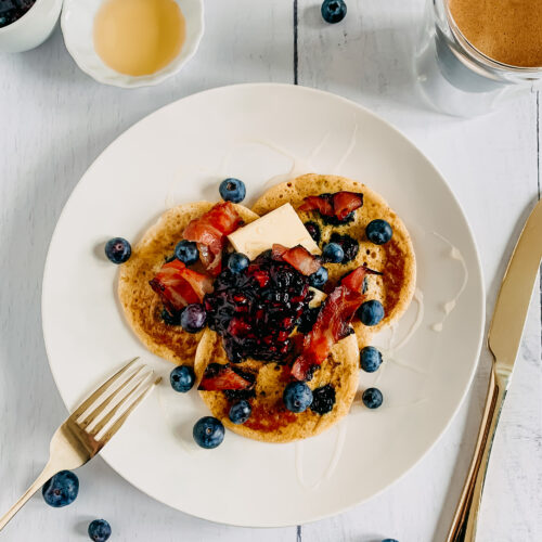 Blueberry pannenkoeken met knapperig ontbijtspek