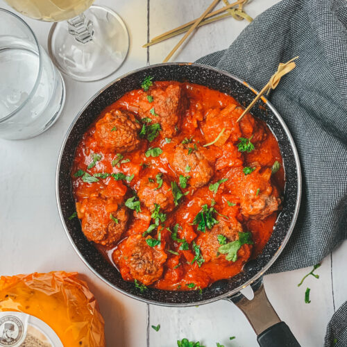 Gehaktballetjes met kaas in tomatensaus