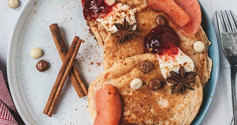 Fluffy kaneel pannenkoeken met stoofpeertjes