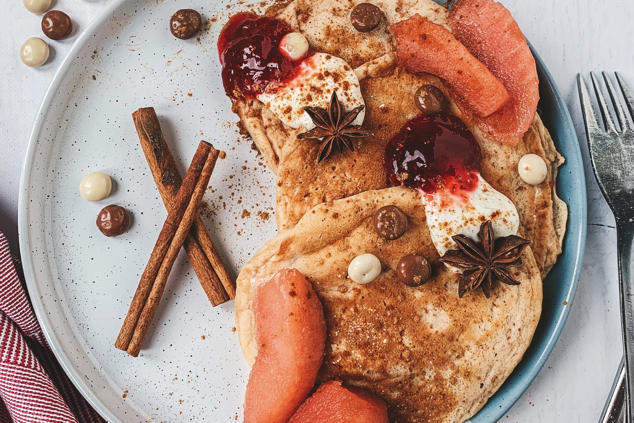 Fluffy kaneel pannenkoeken met stoofpeertjes
