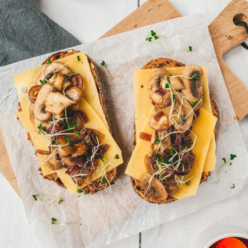 Sandwich met kruidenboter champignons