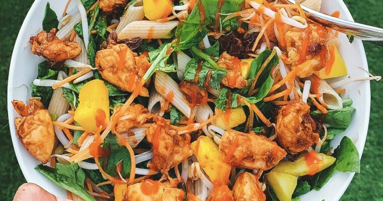 Tropische pastasalade met pindakip