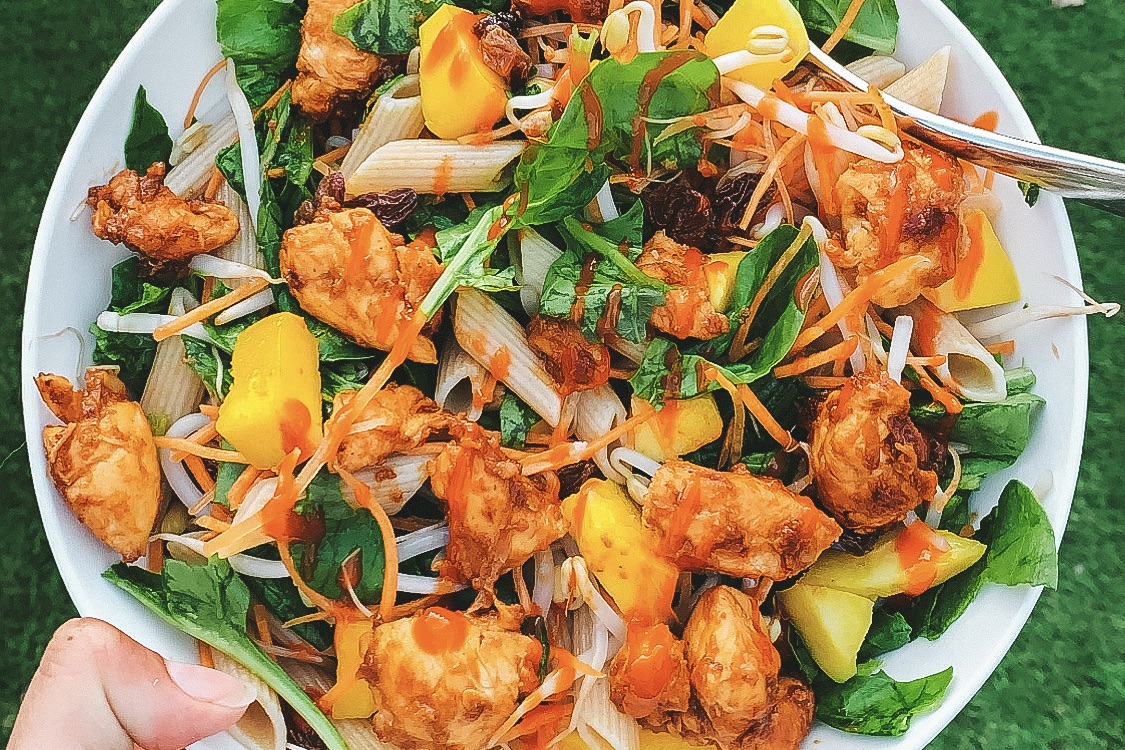 Tropische pastasalade met pindakip