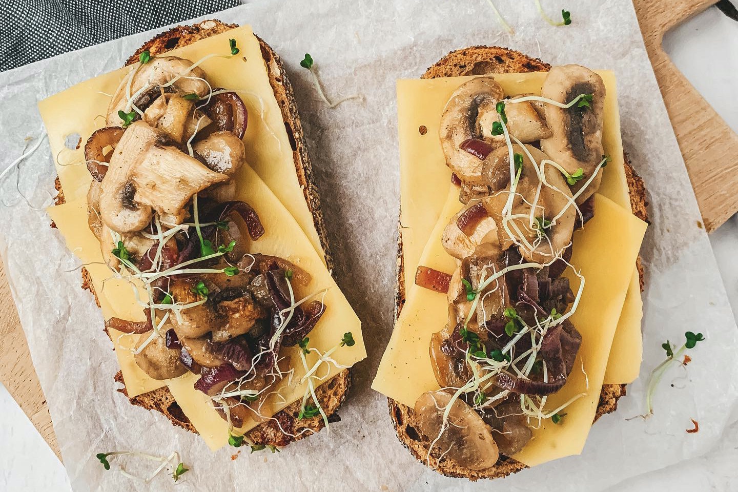 Sandwich met kruidenboter champignons