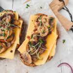 Sandwich met kruidenboter champignons