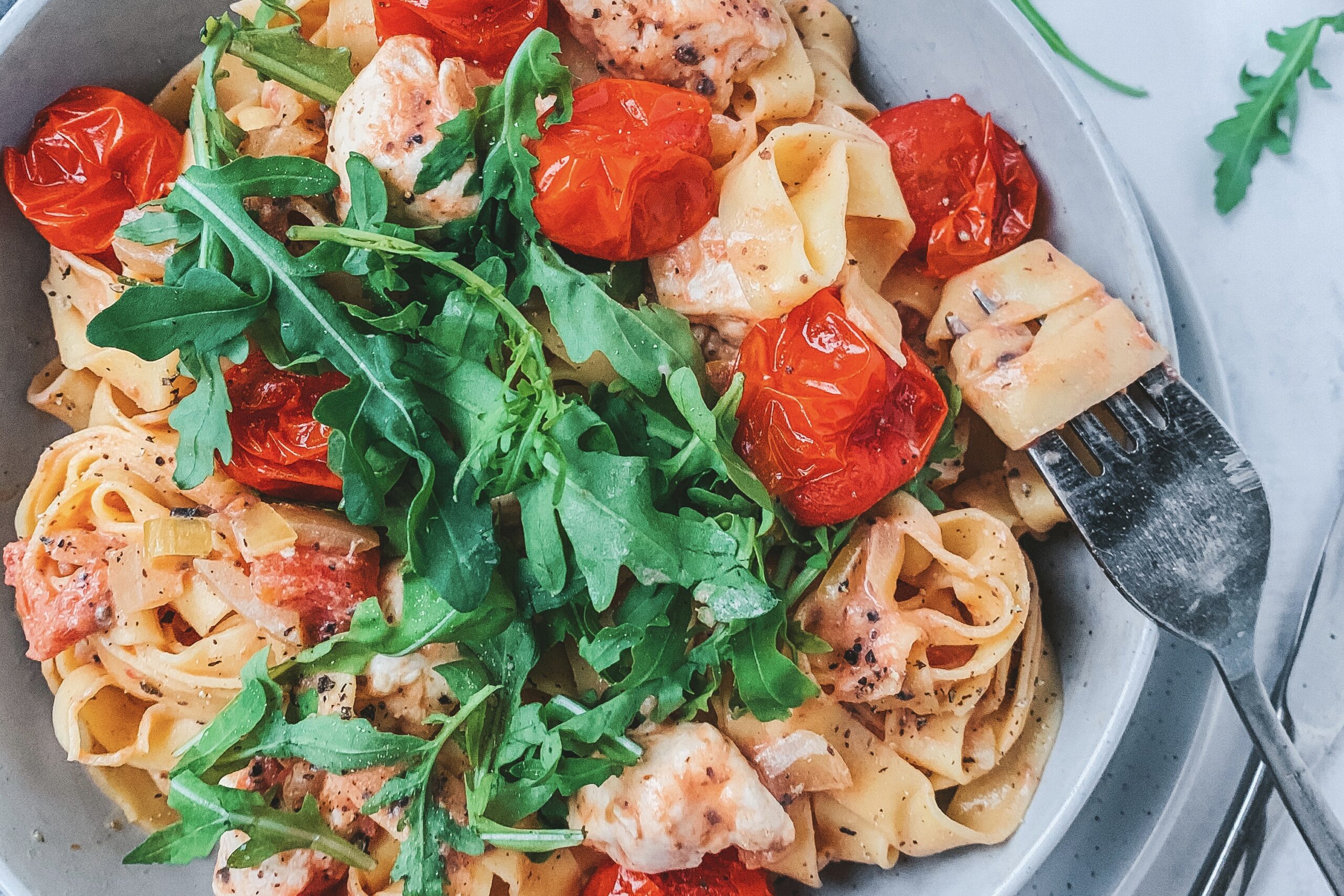 Truffelpasta met gepofte tomaat