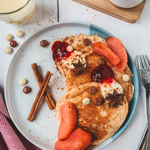 Fluffy kaneel pannenkoeken met stoofpeertjes